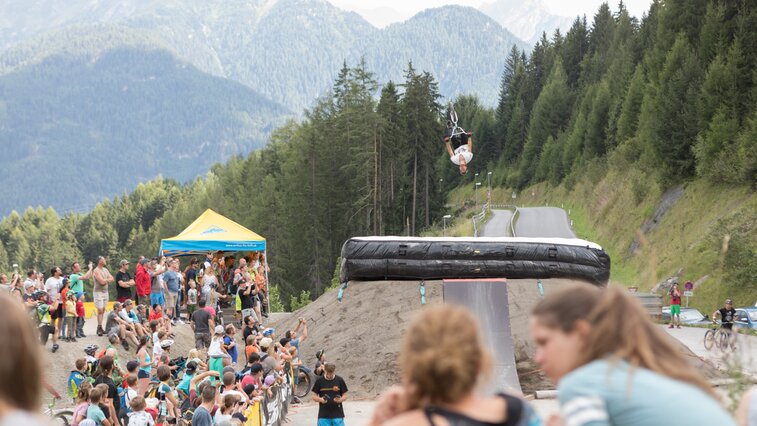 Nach dem Rennen am Samstag beim MTB-Festival in Serfaus-Fiss-Ladis in Tirol zeigten die Fahrer von Masters of Dirt ihr Können. | © Andreas Kirschner