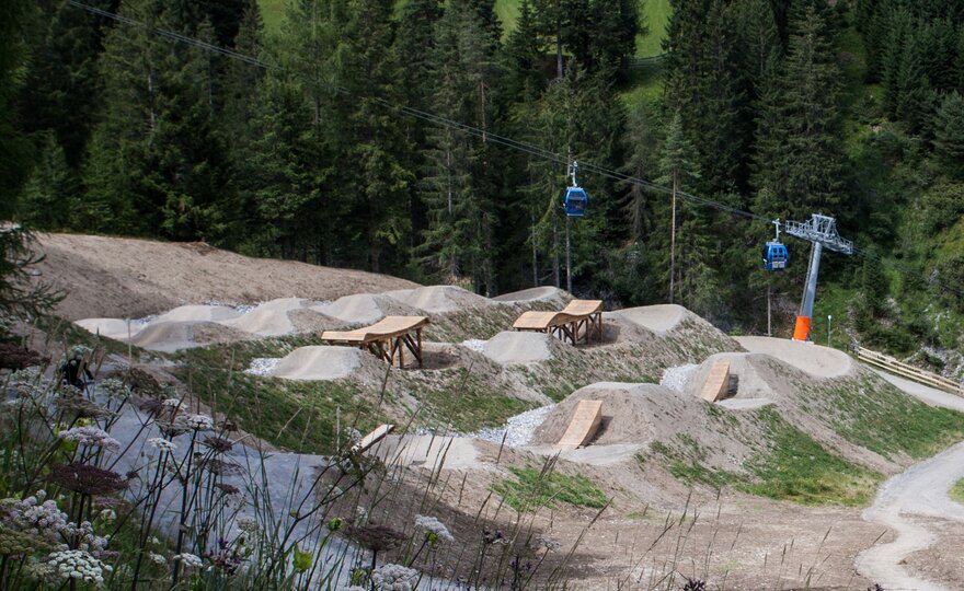 Slopestyle Parcours im Bikepark Serfaus-Fiss-Ladis in Tirol Österreich | © Serfaus-Fiss-Ladis