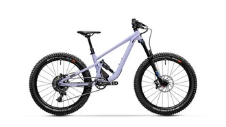 Lila Mountainbike mit breiten Reifen und robustem Design.