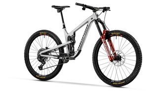 Ein silbernes Mountainbike mit auffälligen roteren Gabeln.