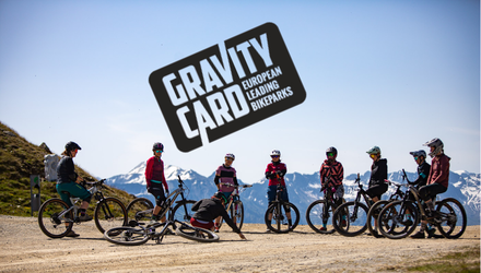 Mountainbiker versammeln sich in den Alpen mit Blick auf Berge.