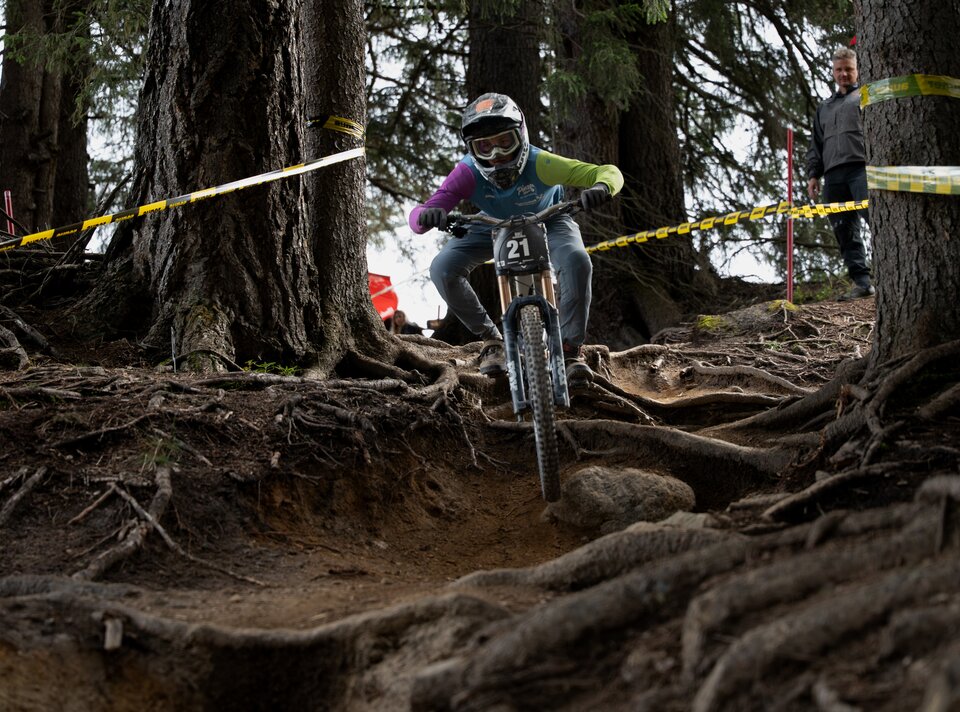 Ein Fahrer navigiert einen schwierigen Abschnitt im Wald.