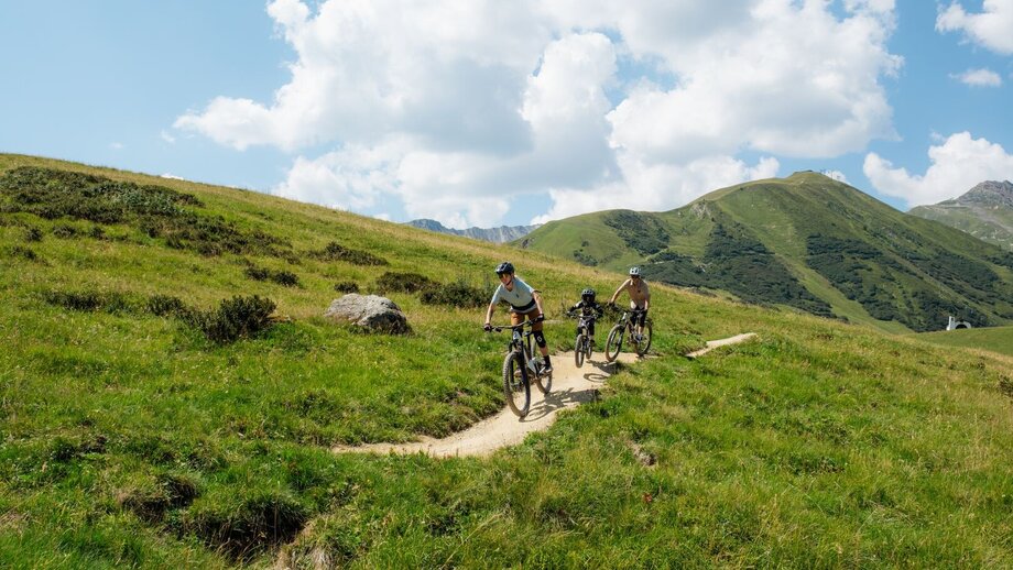 Gemeinsam mit dem Mountainbike über den Alpkopftrail | © © Serfaus-Fiss-Ladis Marketing GmbH_Manuel Kokseder