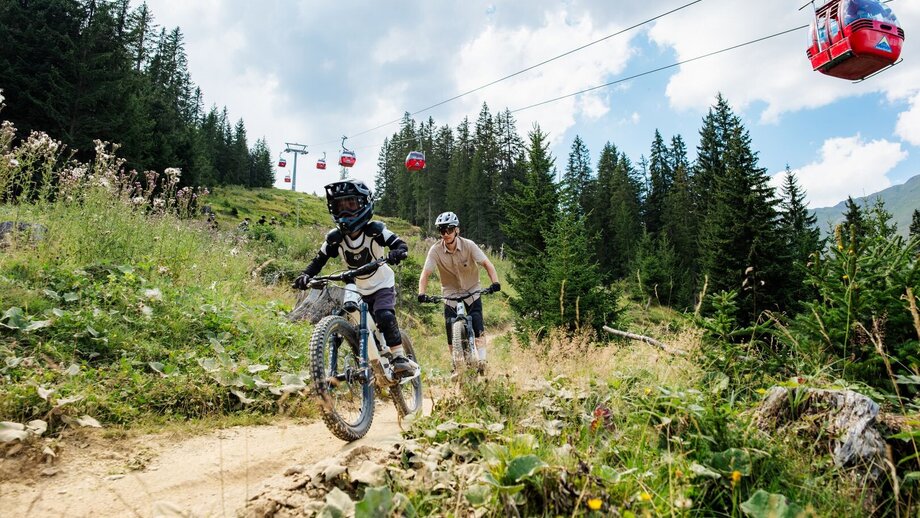 Mountainbiker auf dem Alpkopftrail unter der Alpkopfbahn | © © Serfaus-Fiss-Ladis Marketing GmbH_Manuel Kokseder