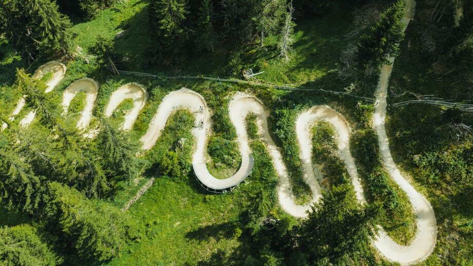 Schwungvolle Kurven auf dem Bifitrail aus der Vogelperspektive | © © Serfaus-Fiss-Ladis Marketing GmbH_Markus Lindl