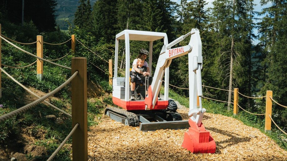 Spielerische Pause am Bifitrail mit dem kleinen Bagger | © © Serfaus-Fiss-Ladis Marketing GmbH_Markus Lindl