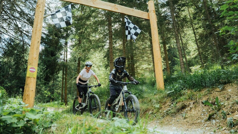 Gemeinsam ins Ziel auf dem Bifitrail | © © Serfaus-Fiss-Ladis Marketing GmbH_Markus Lindl