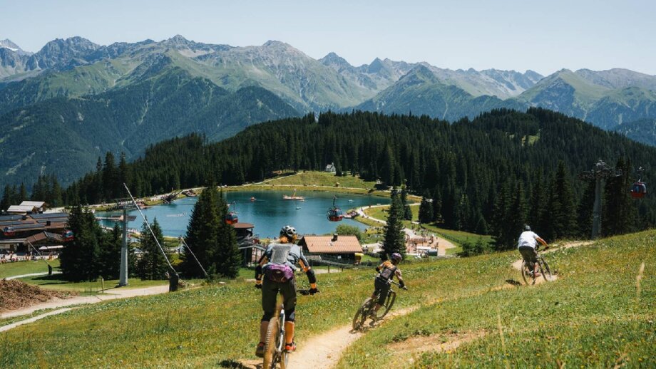 Gemeinsam auf dem Högtrail unterwegs mit Blick auf den Högsee | © © Serfaus-Fiss-Ladis Marketing GmbH_Markus Lindl