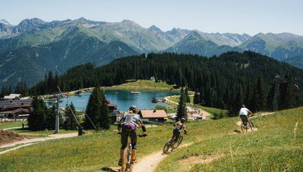 Gemeinsam auf dem Högtrail unterwegs mit Blick auf den Högsee | © © Serfaus-Fiss-Ladis Marketing GmbH_Markus Lindl