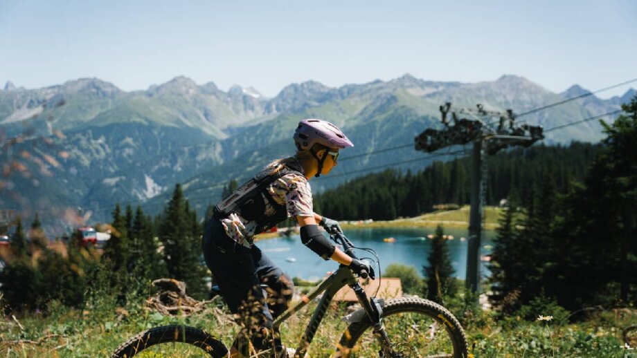 Bike-Abenteuer am Högtrail mit traumhaftem Blick auf den Högsee | © © Serfaus-Fiss-Ladis Marketing GmbH_Markus Lindl