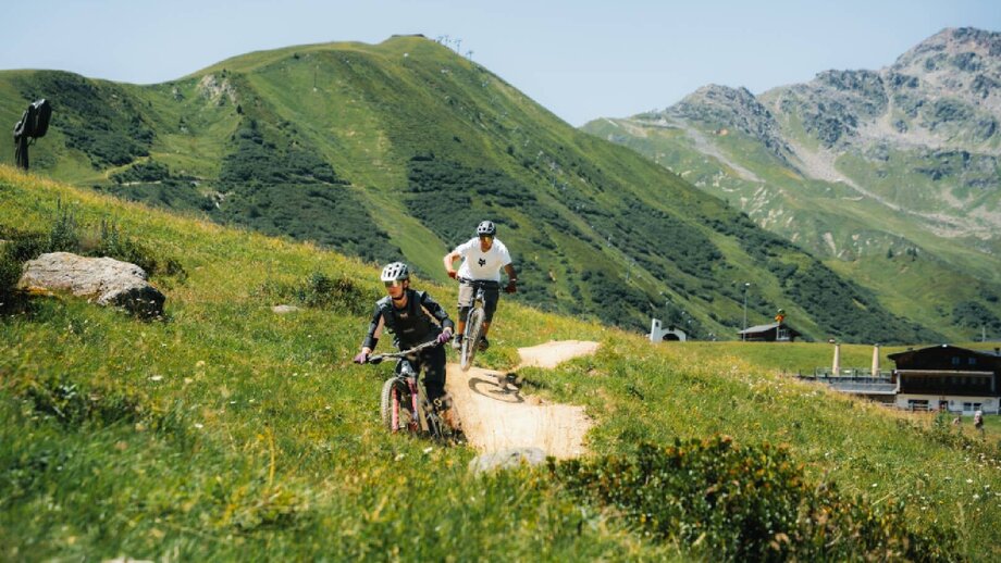 Gemeinsam den Högtrail erkunden und die Bergwelt genießen | © © Serfaus-Fiss-Ladis Marketing GmbH_Markus Lindl