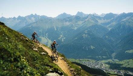 Mountainbike-Abenteuer am Jochtrail mit beeindruckendem Bergpanorama | © © Serfaus-Fiss-Ladis Marketing GmbH_Markus Lindl