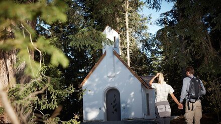 Family Lights Chapel Hög in summer