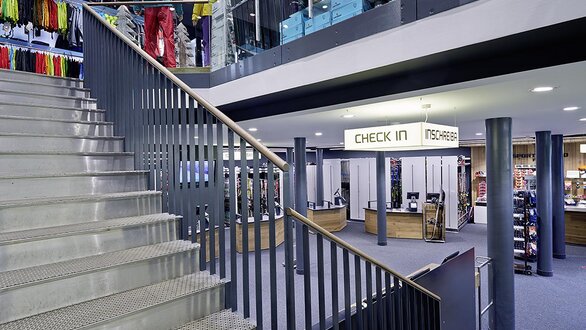 2 floors for sport & fashion